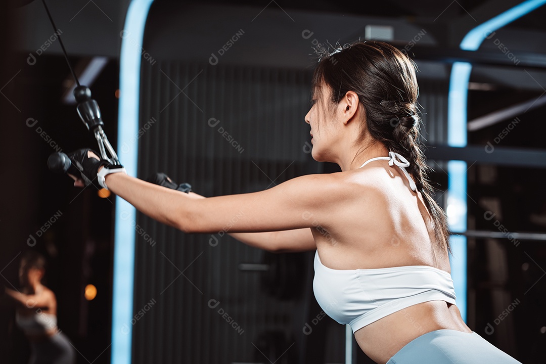 Mulher malhando fisiculturista com assistência de treinamento para suportar pesos na academia.