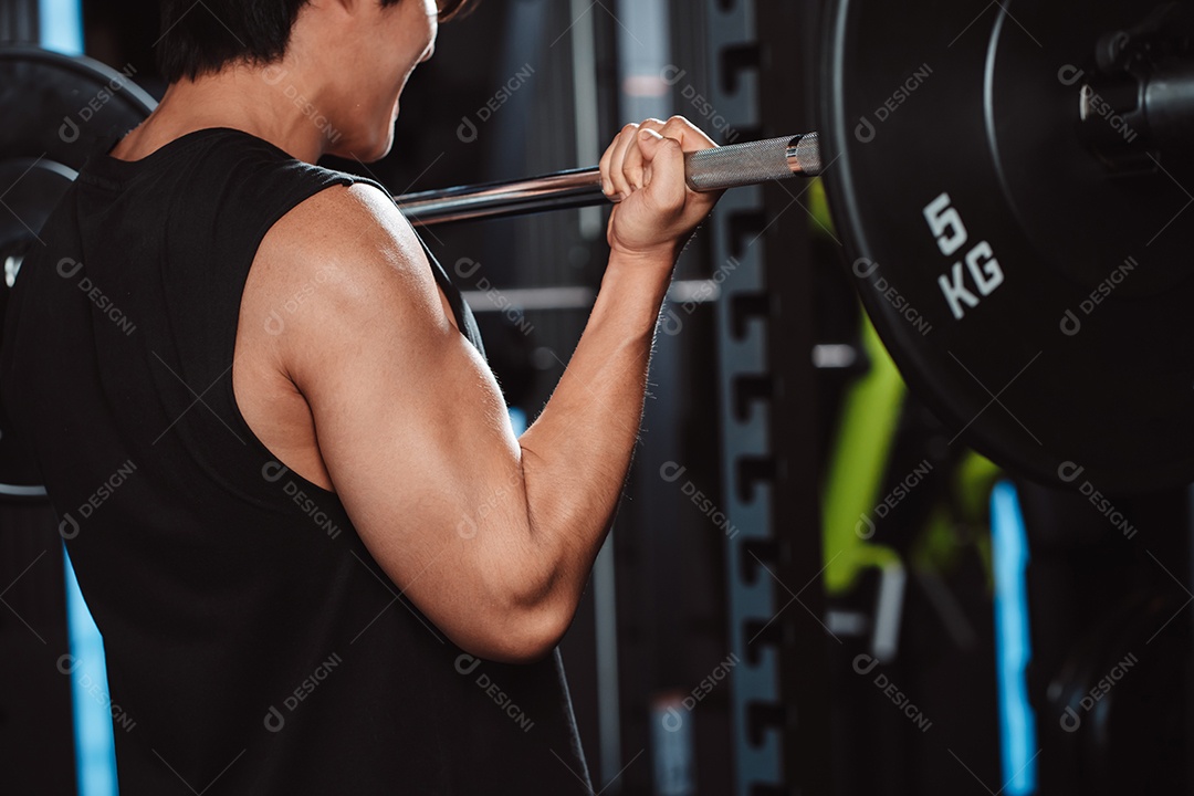 Macho malhando fisiculturista com pesos de barra