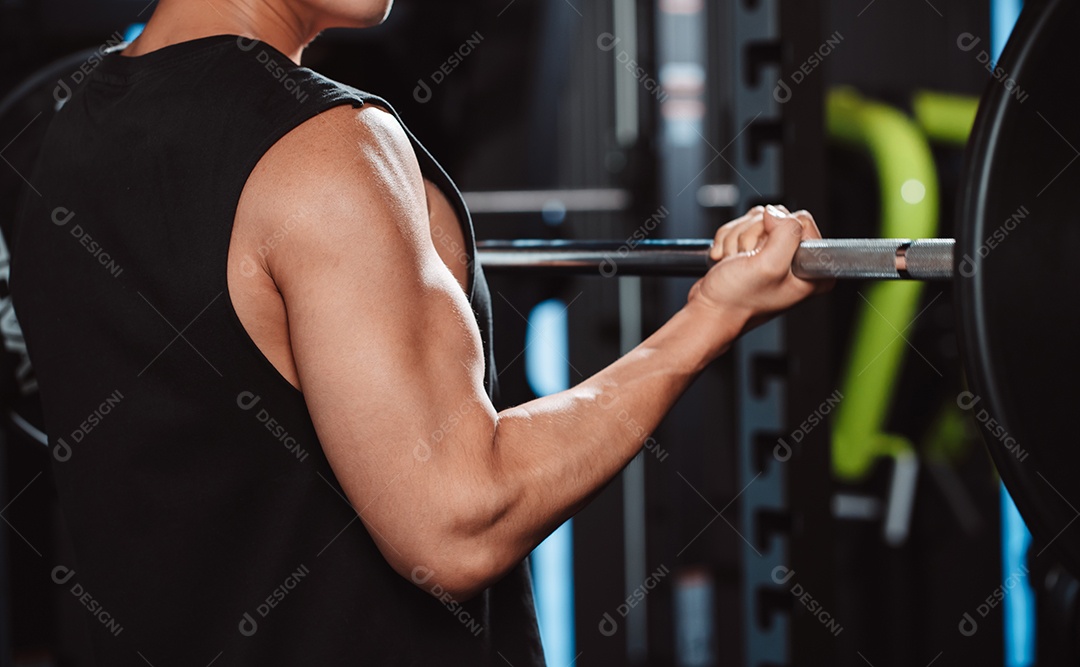 Macho malhando fisiculturista com pesos de barra