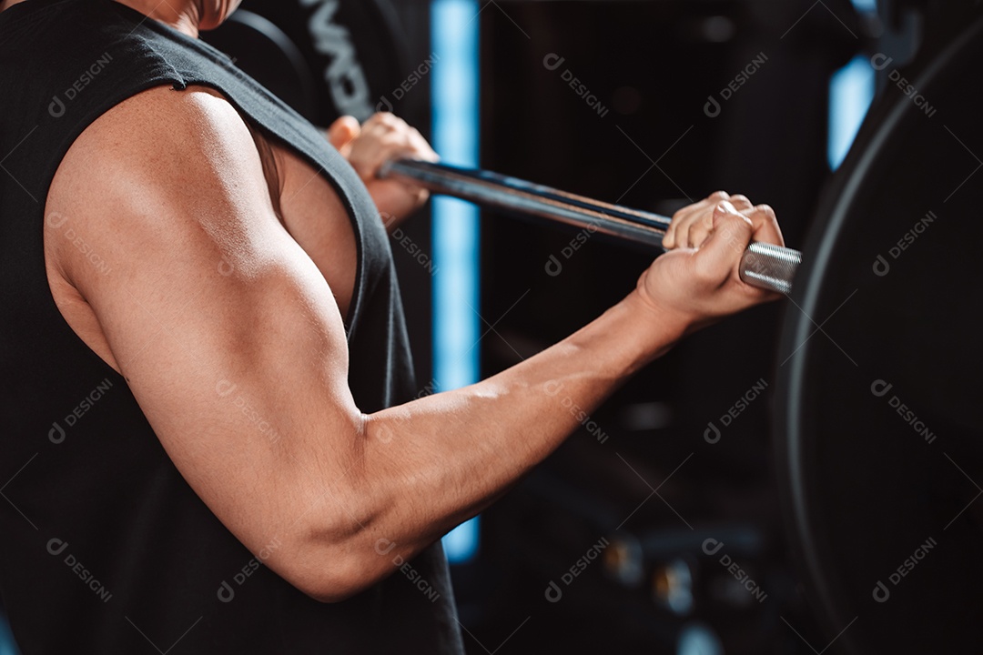 Macho malhando fisiculturista com pesos de barra