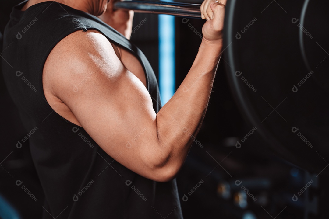 Macho malhando fisiculturista com pesos de barra