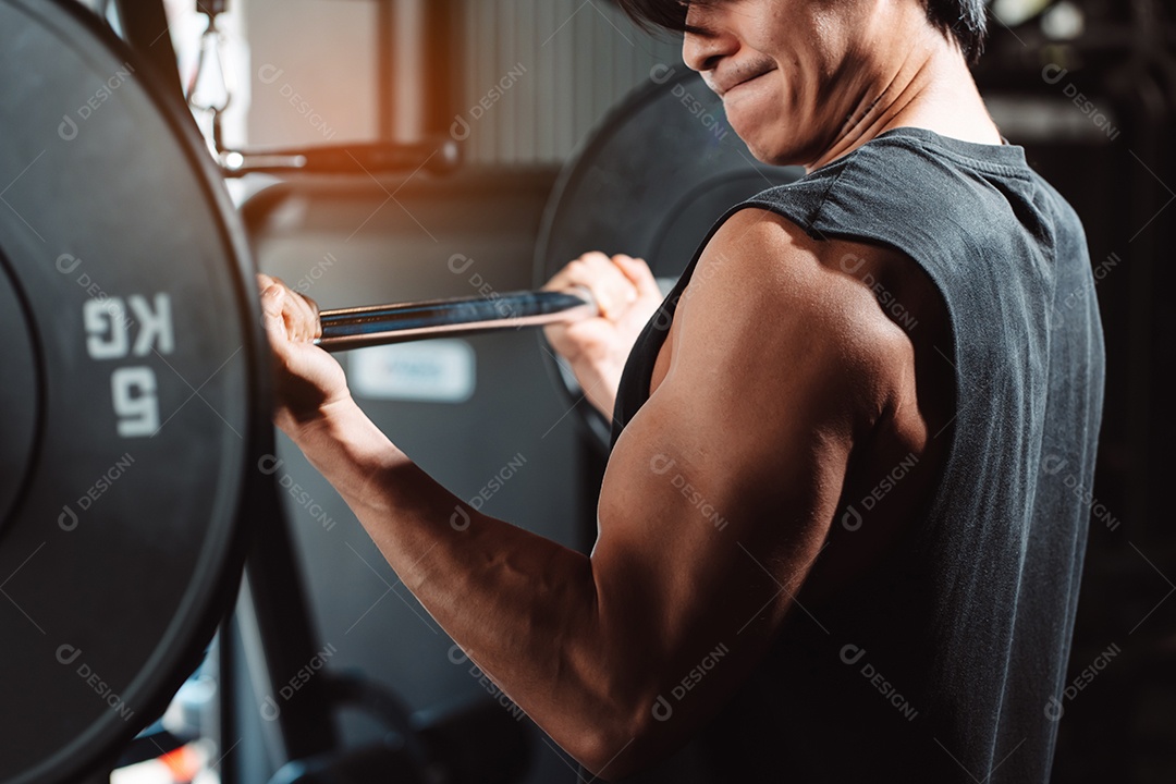 Macho malhando fisiculturista com pesos de barra