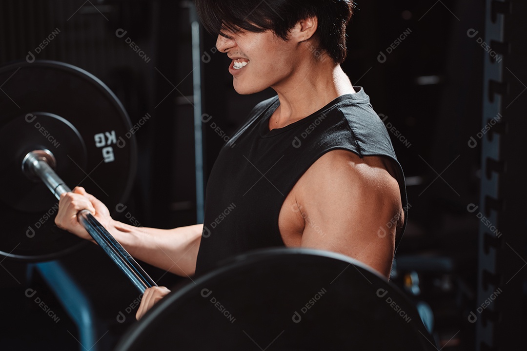 Macho malhando fisiculturista com pesos de barra