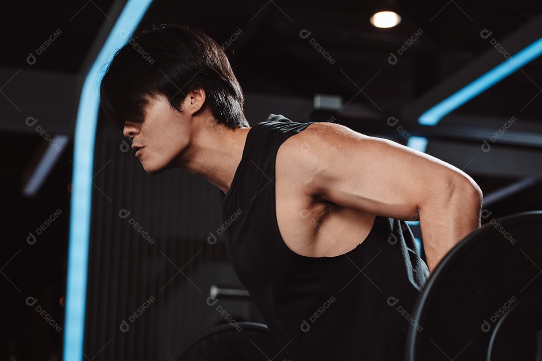 Macho malhando fisiculturista com pesos de barra