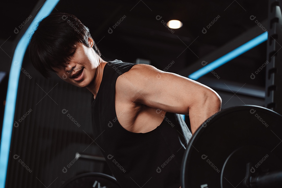 Macho malhando fisiculturista com pesos de barra