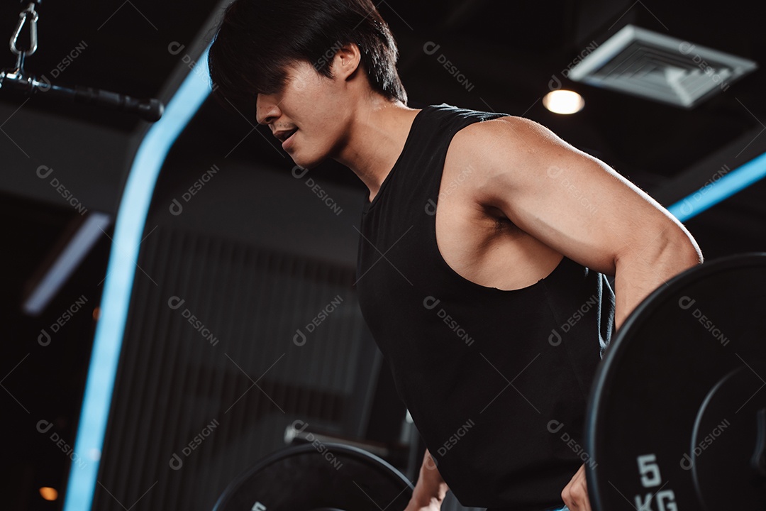 Macho malhando fisiculturista com pesos de barra no fisiculturista
