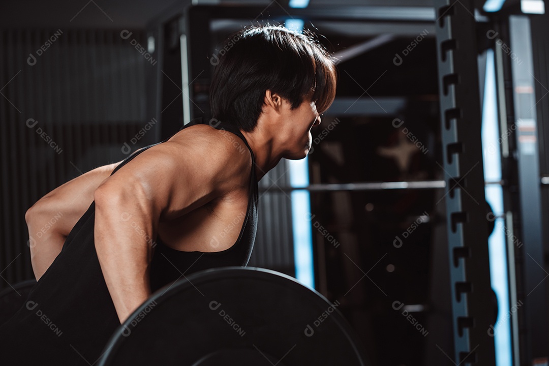 Macho malhando fisiculturista com pesos de barra no fisiculturista