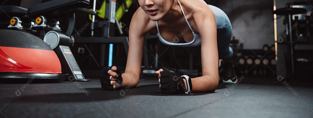 Treino de mulher ou exercício fazendo prancha na aptidão de treino de ginástica