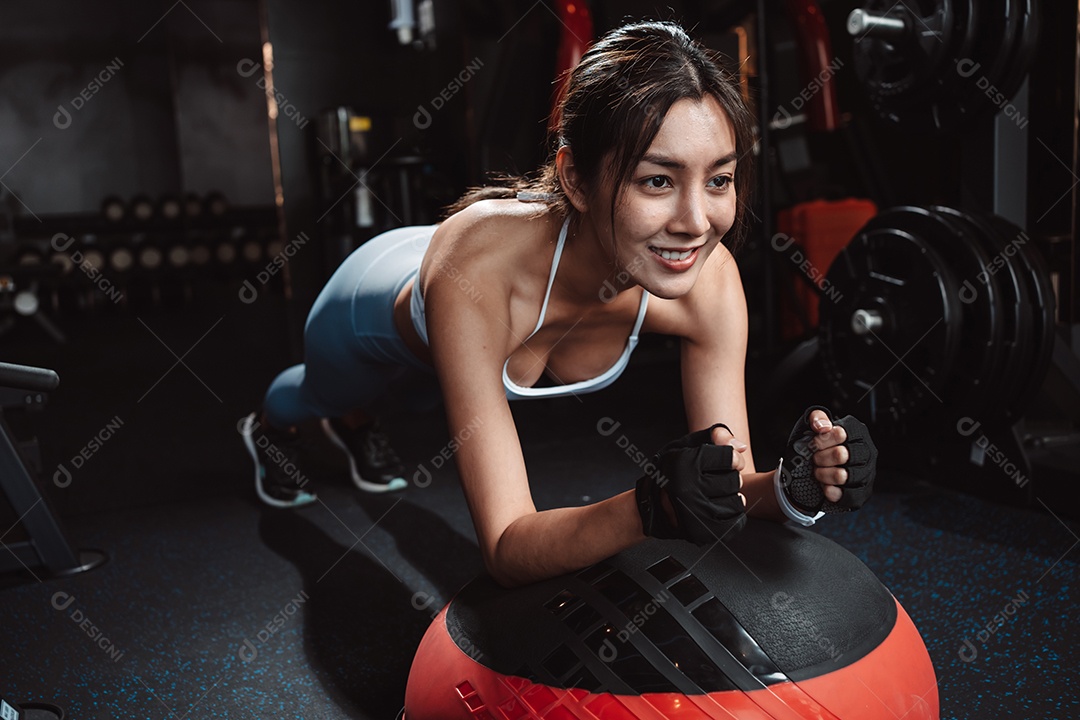 Treino de mulher ou exercício fazendo prancha na aptidão de treino de ginástica