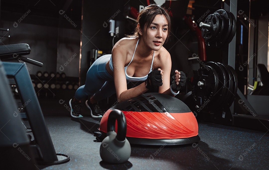 Treino de mulher ou exercício fazendo prancha na aptidão de treino de ginástica