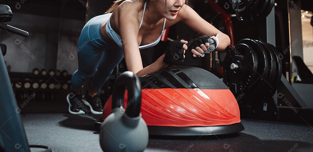 Treino de mulher ou exercício fazendo prancha na aptidão de treino de ginástica