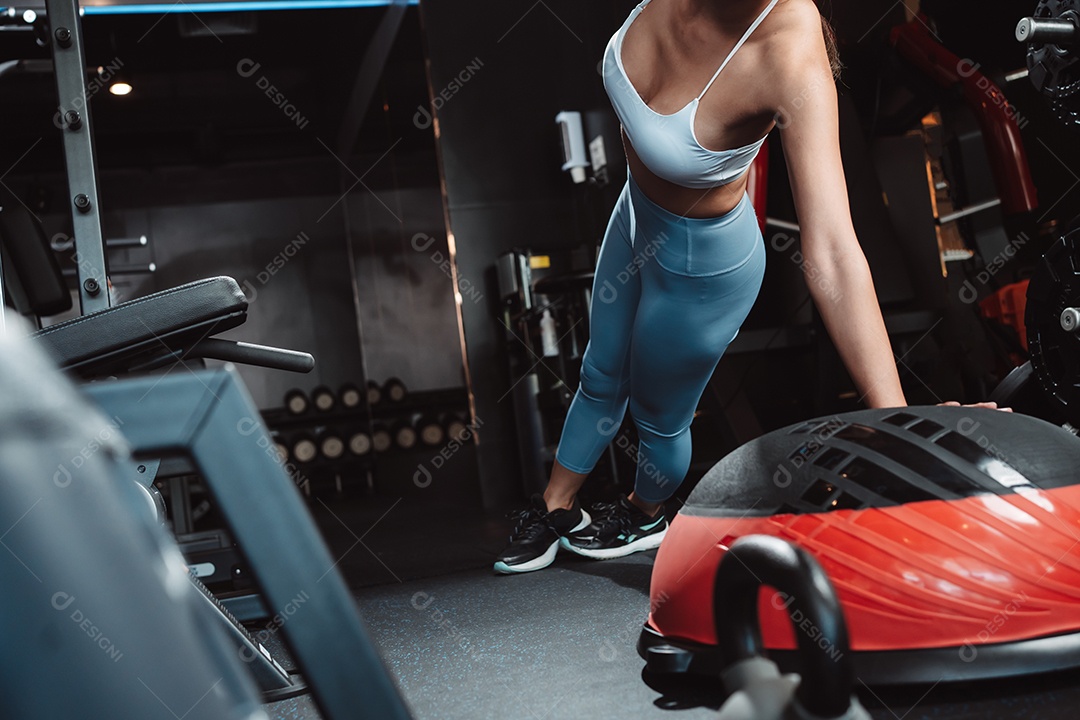 Treino de mulher ou exercício fazendo prancha na aptidão de treino de ginástica