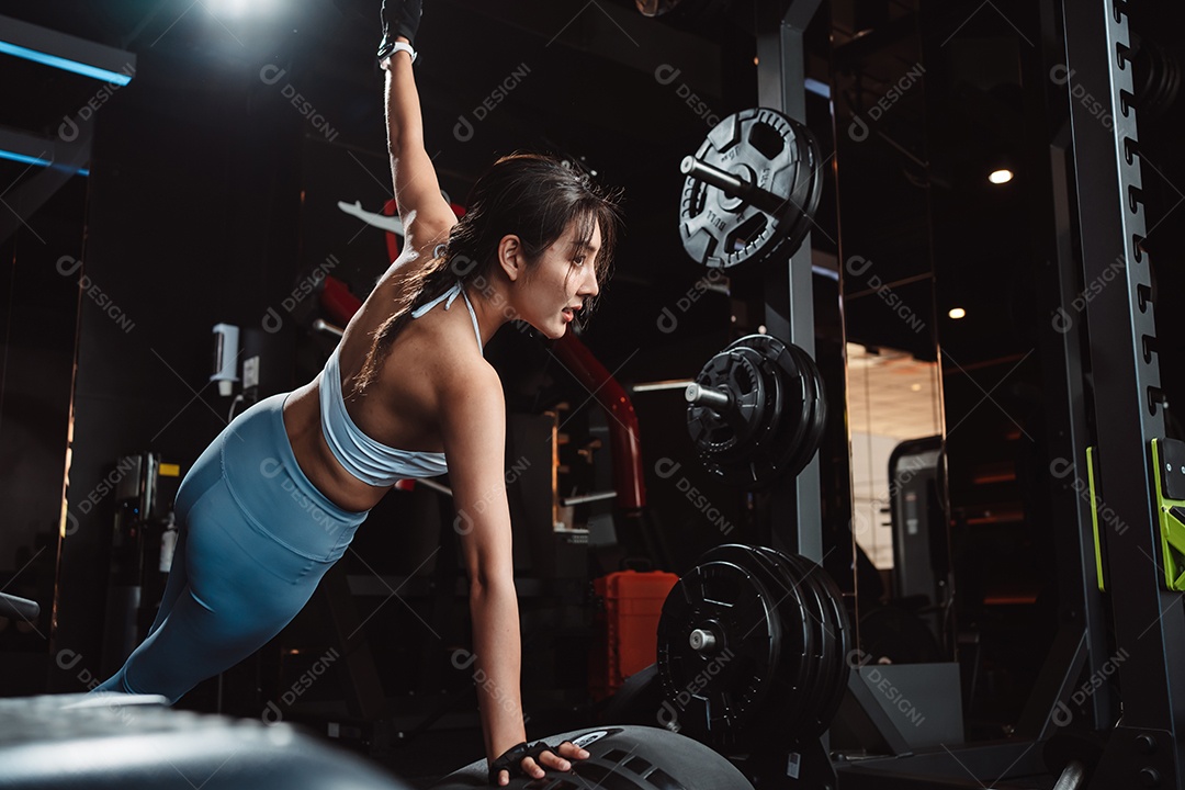 Treino de mulher ou exercício fazendo prancha na aptidão de treino de ginástica