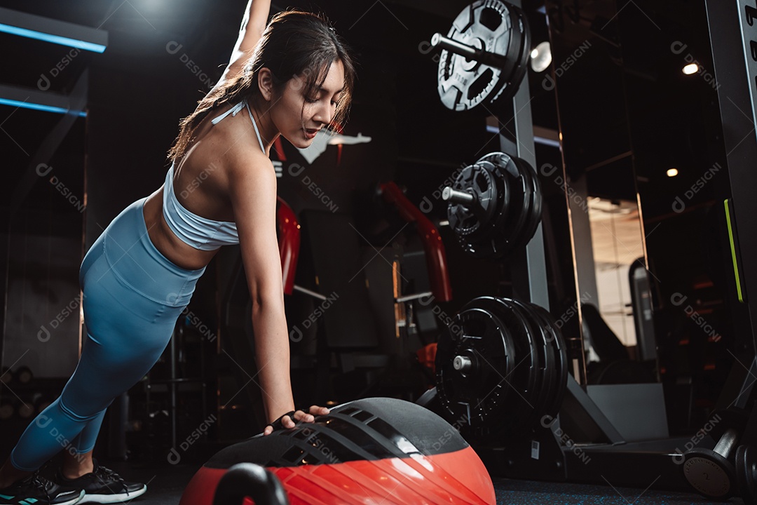 Treino de mulher ou exercício fazendo prancha na aptidão de treino de ginástica