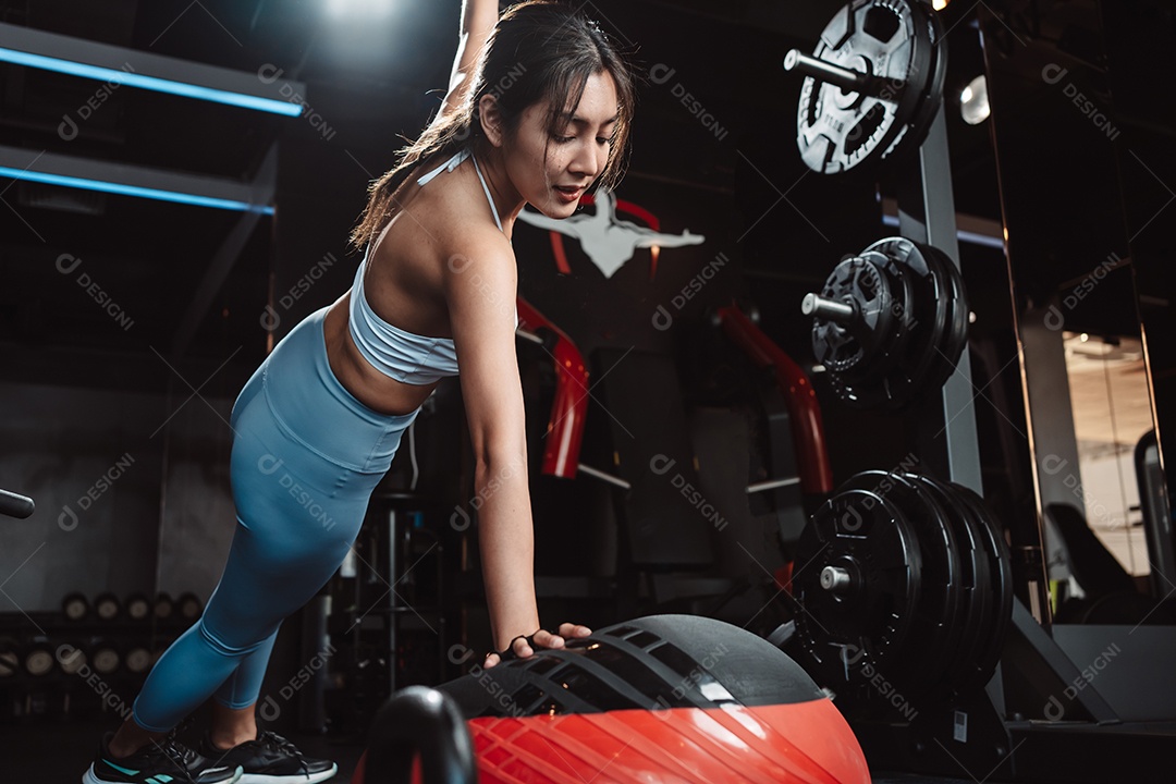Treino de mulher ou exercício fazendo prancha na aptidão de treino de ginástica