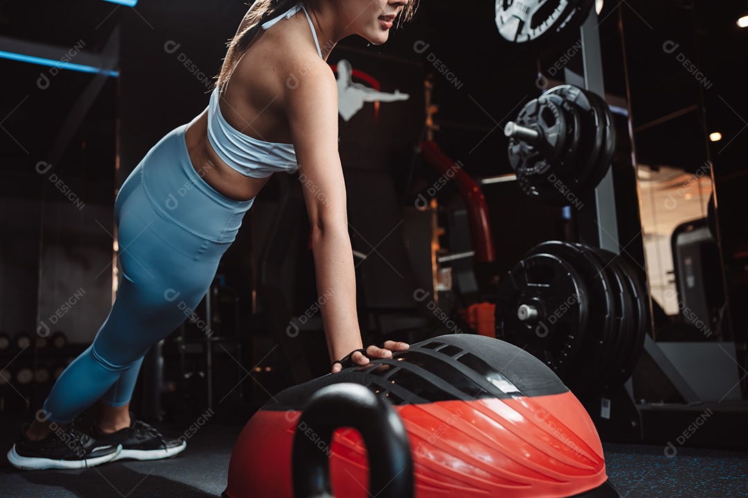 Treino de mulher ou exercício fazendo prancha na aptidão de treino de ginástica