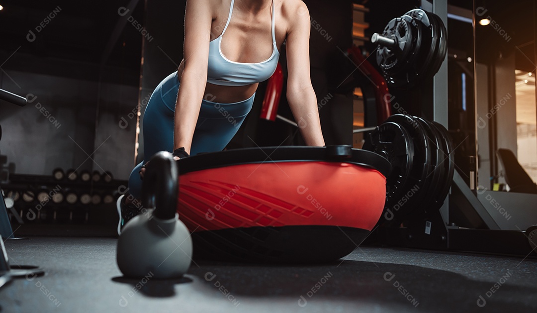 Treino de mulher ou exercício fazendo prancha