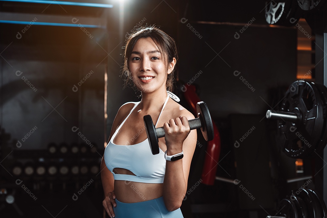 Exercício de desportista na academia de treinamento