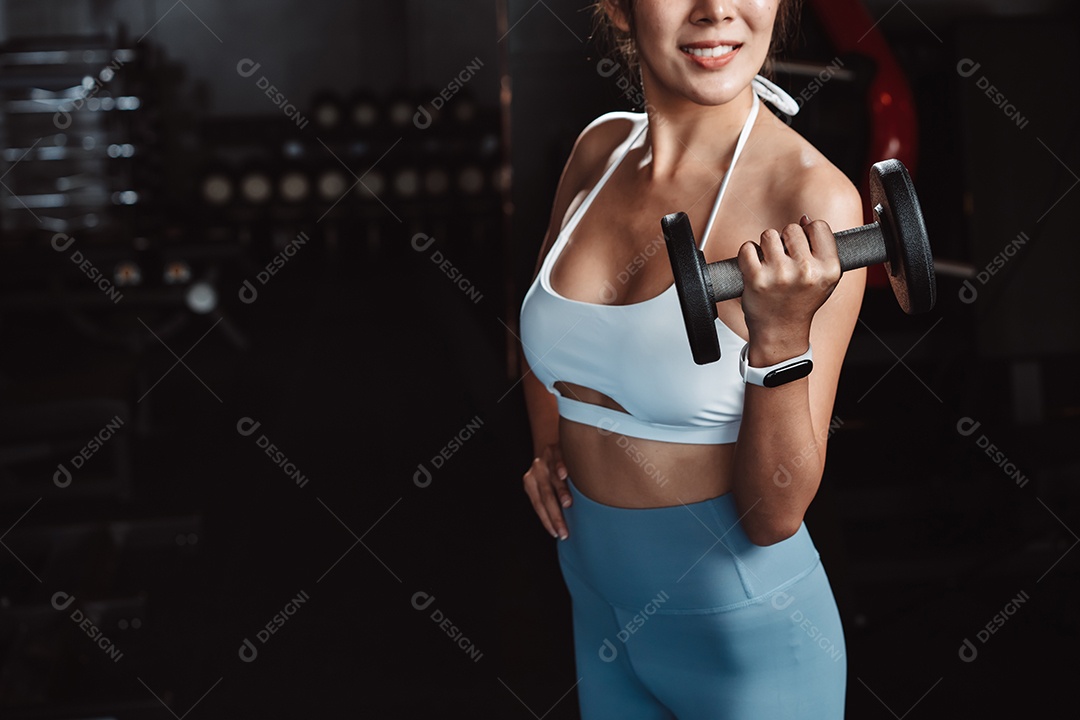 Exercício de desportista na academia de treinamento