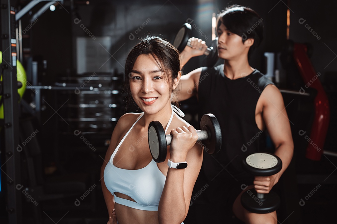 Exercício de desportista na academia de treinamento