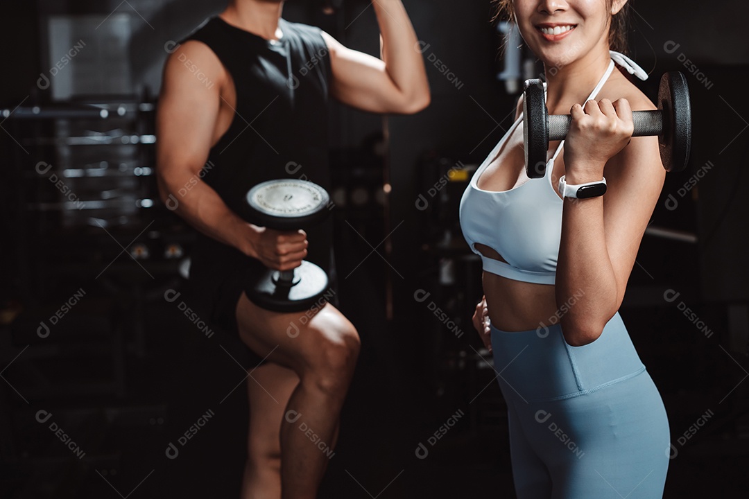 Exercício de desportista na academia de treinamento