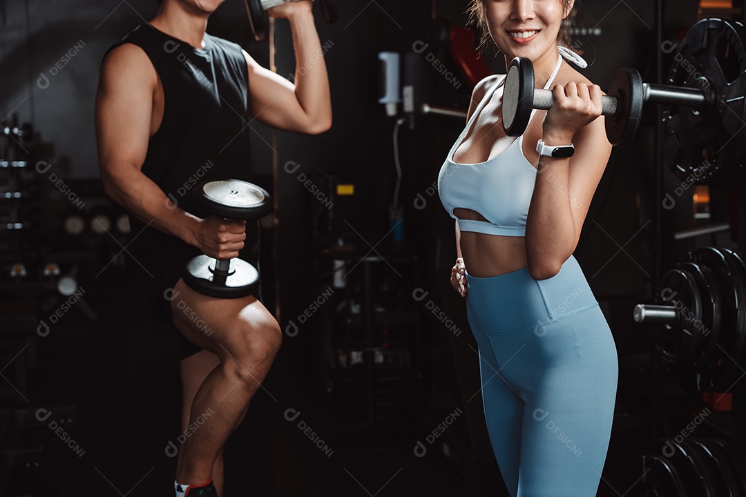 Exercício de desportista na academia de treinamento