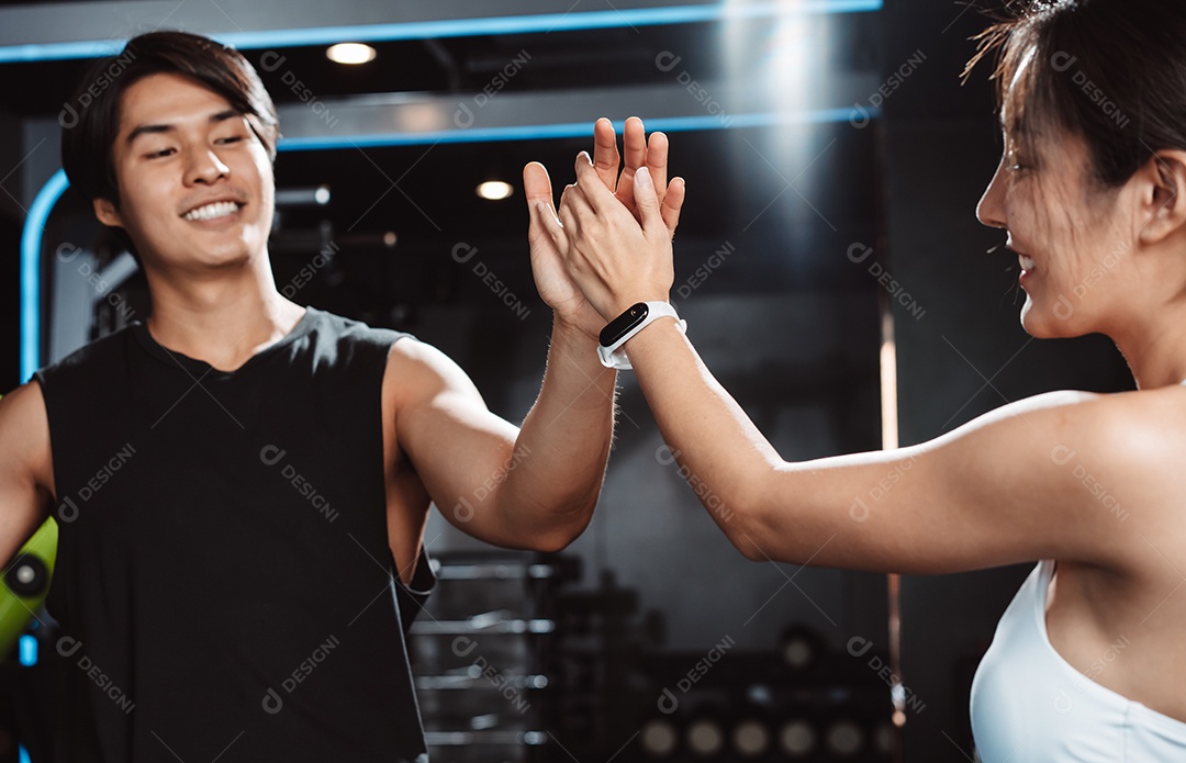 Exercício de desportista na academia de treinamento