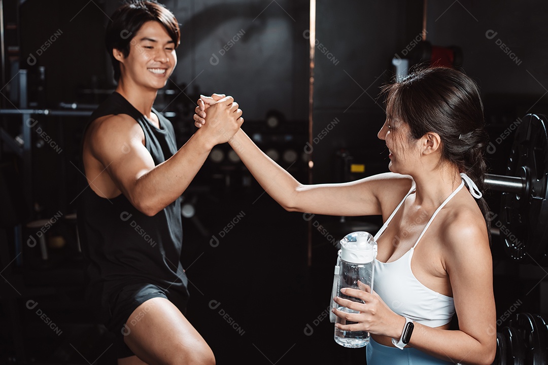 Exercício de desportista na academia de treinamento