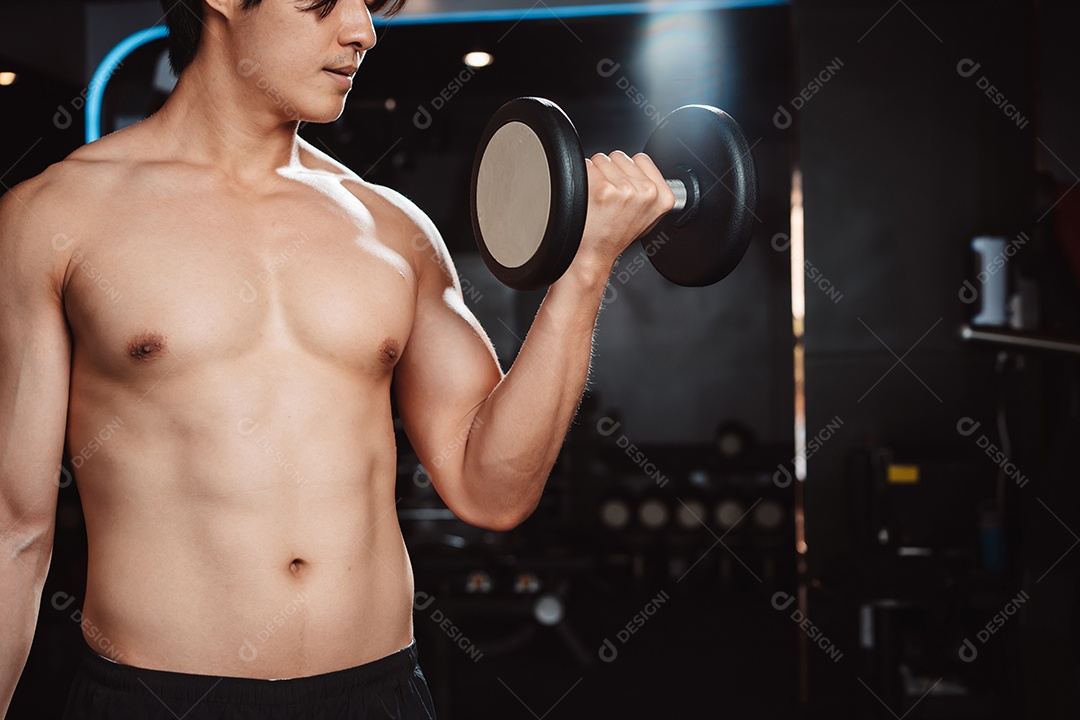 Macho malhando fisiculturista com pesos de halteres