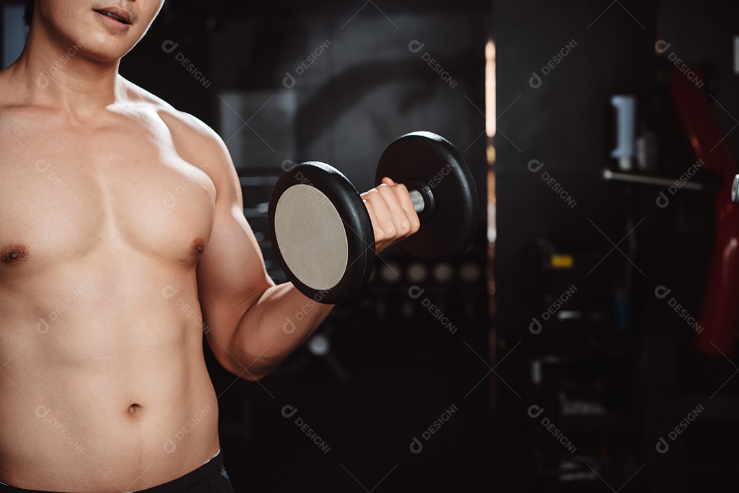 Macho malhando fisiculturista com pesos de halteres