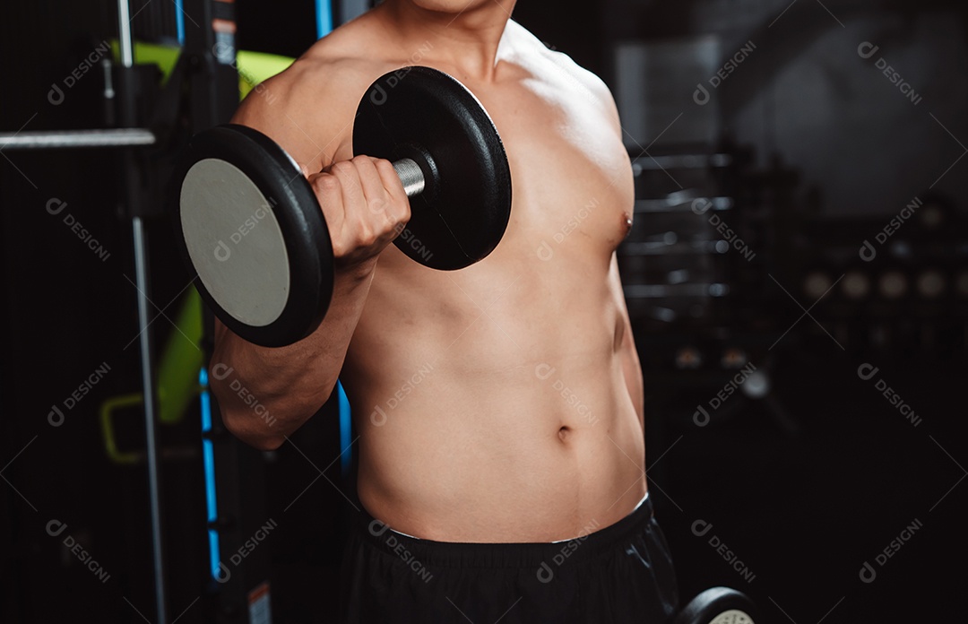 Macho malhando fisiculturista com pesos de halteres