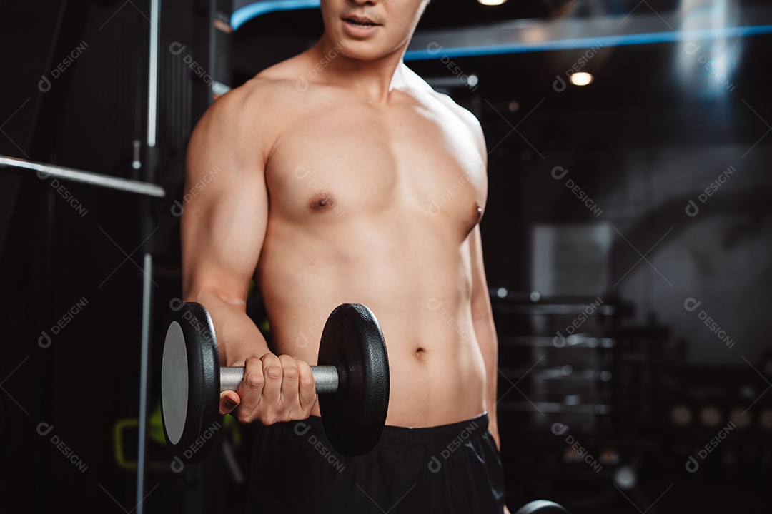 Macho malhando fisiculturista com pesos de halteres