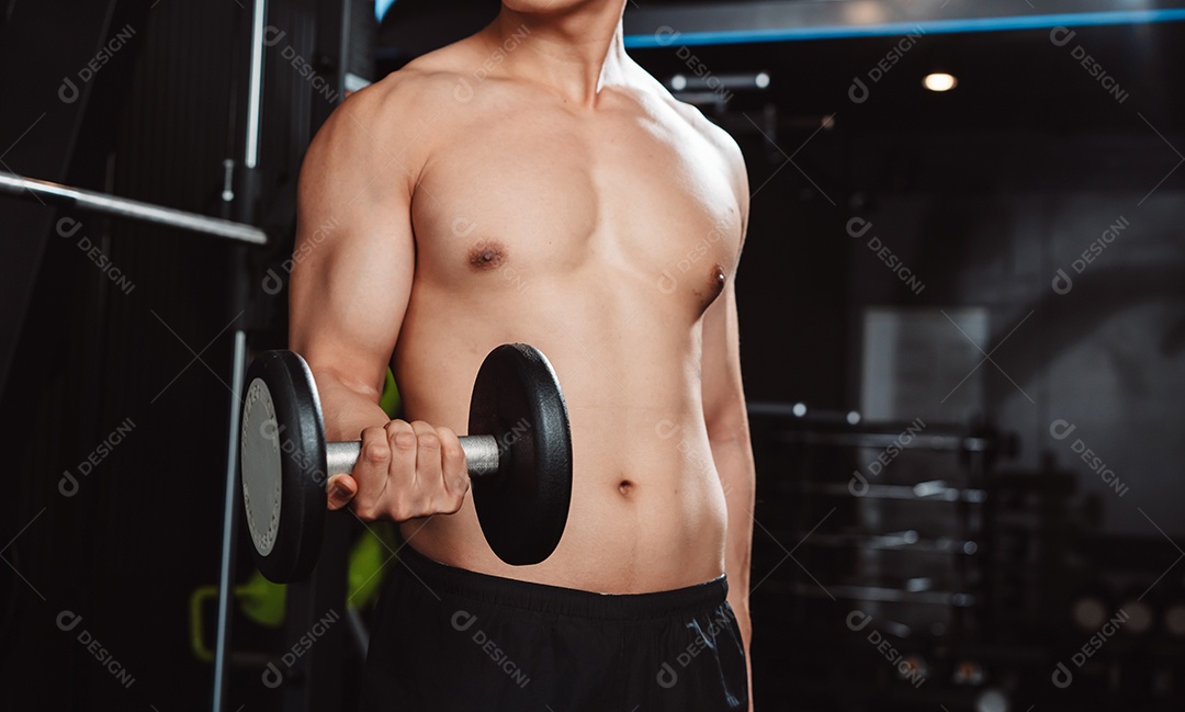 Macho malhando fisiculturista com pesos de halteres