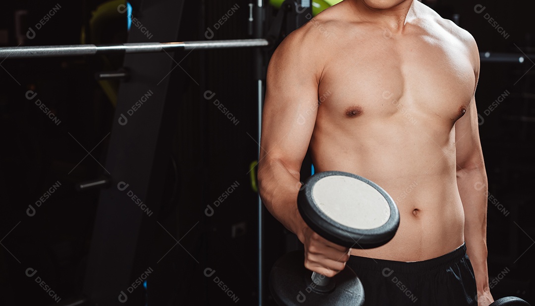 Macho malhando fisiculturista com pesos de halteres