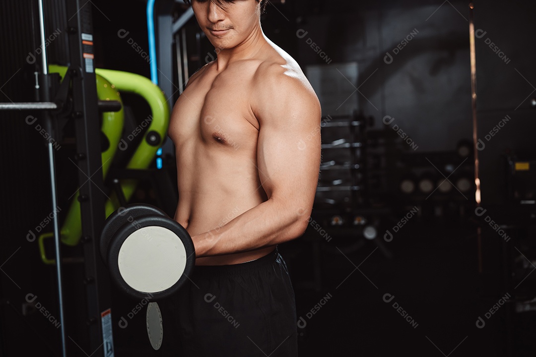 Macho malhando fisiculturista com pesos de halteres