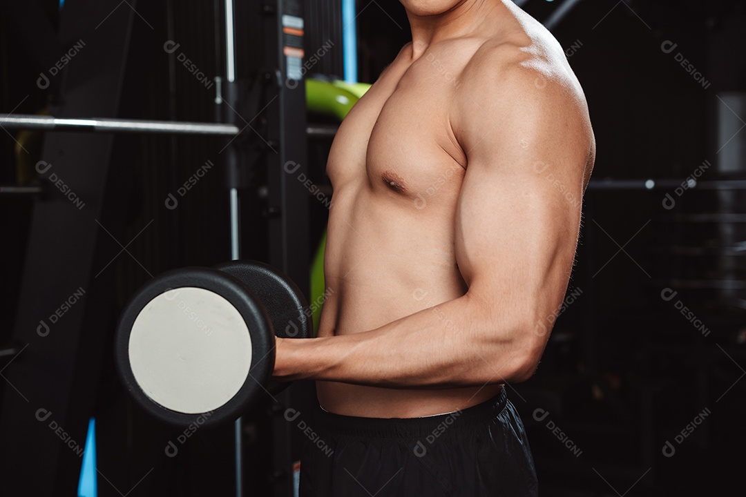 Macho malhando fisiculturista com pesos de halteres