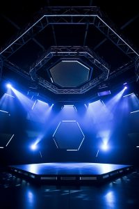 Cenário de um palco com luzes ao fundo