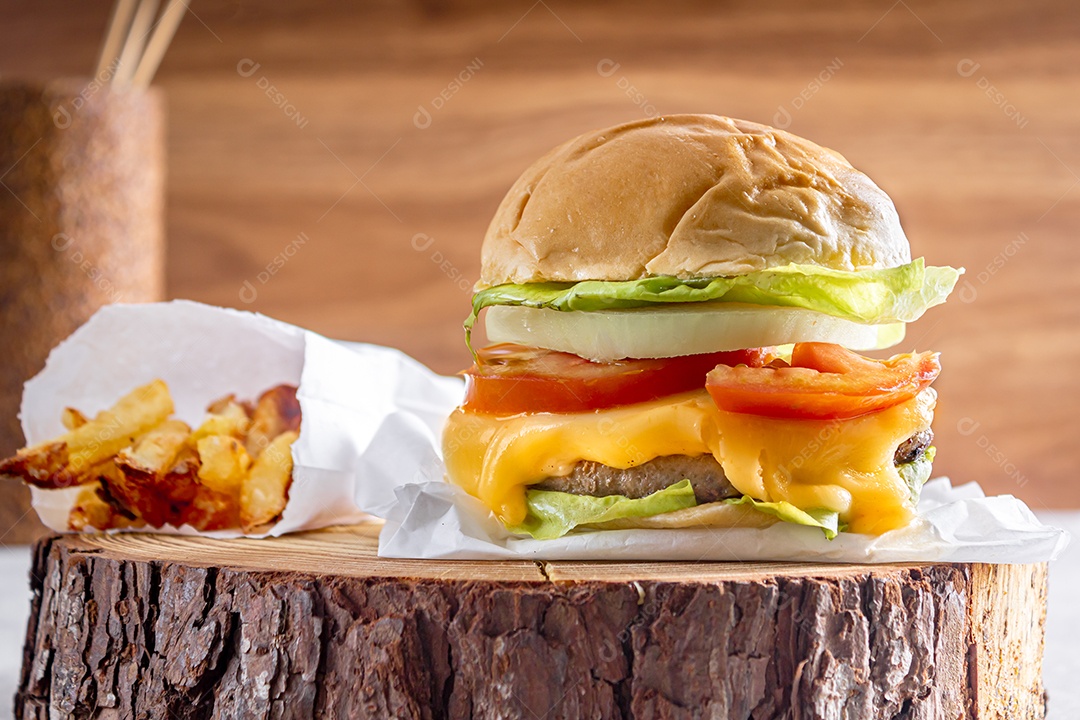 Delicioso hambúrguer com queijo cheddar sobre tronco de madeira
