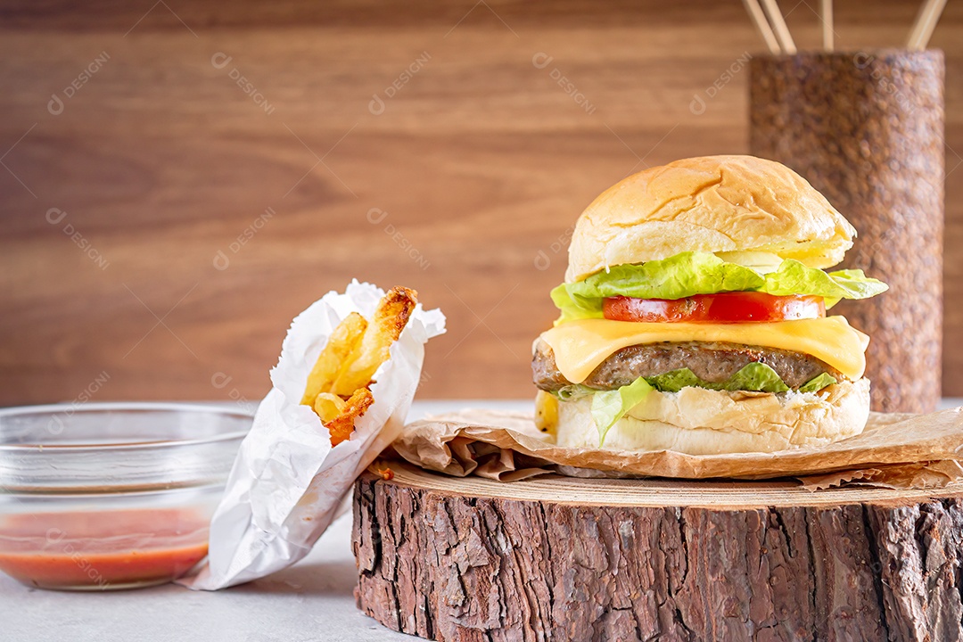 Delicioso hambúrguer com queijo cheddar sobre tronco de madeira