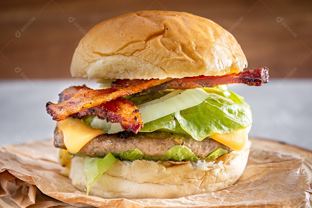 Delicioso hambúrguer com queijo cheddar sobre tronco de madeira