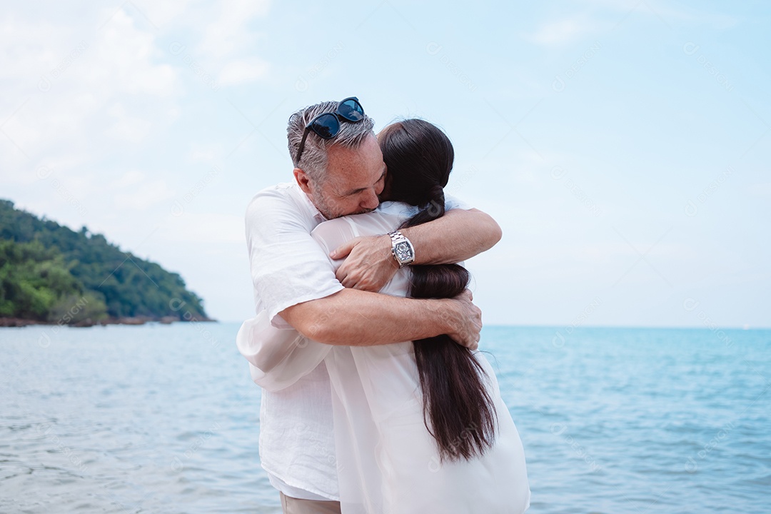 Casal feliz descansando na família de lua de mel de praia juntos