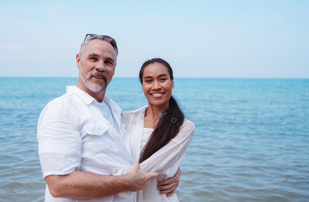 Casal feliz descansando na família de lua de mel de praia juntos