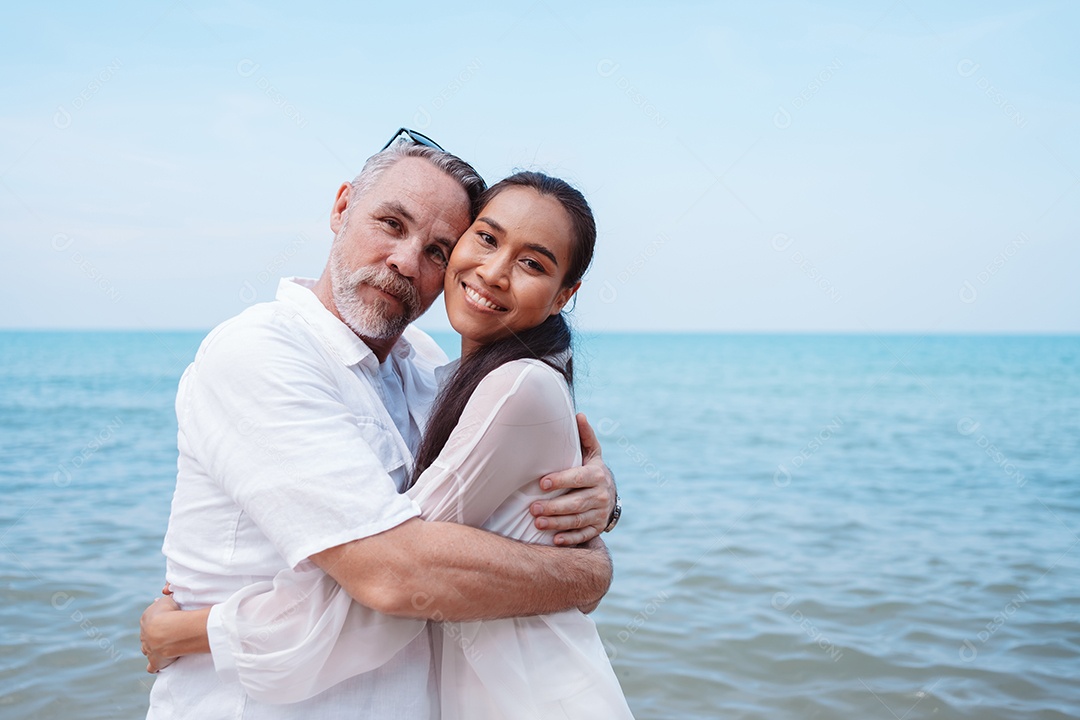 Casal feliz descansando na família de lua de mel de praia juntos