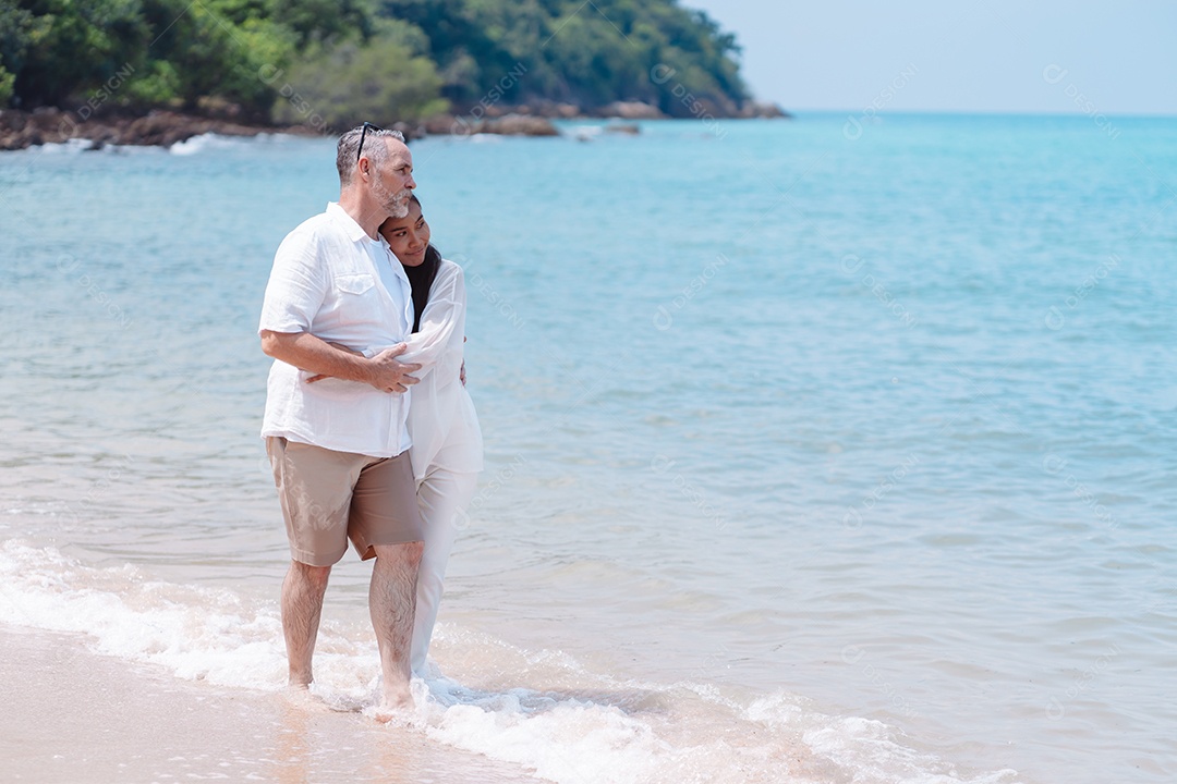 Casal feliz descansando na família de lua de mel de praia juntos