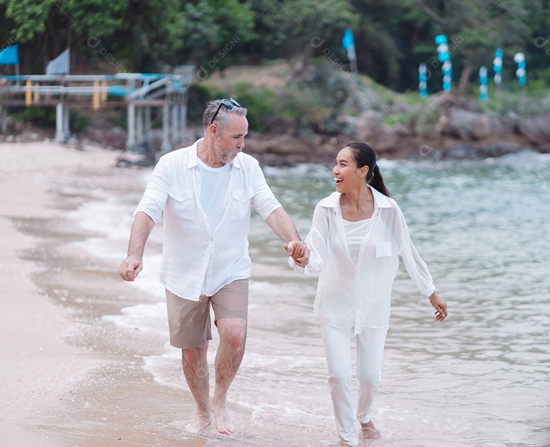 Casal feliz descansando na família de lua de mel de praia juntos