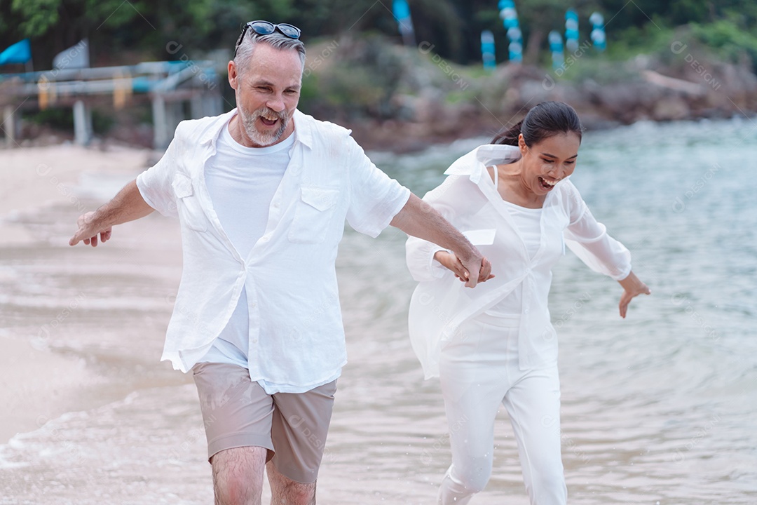 Casal feliz descansando na família de lua de mel de praia juntos