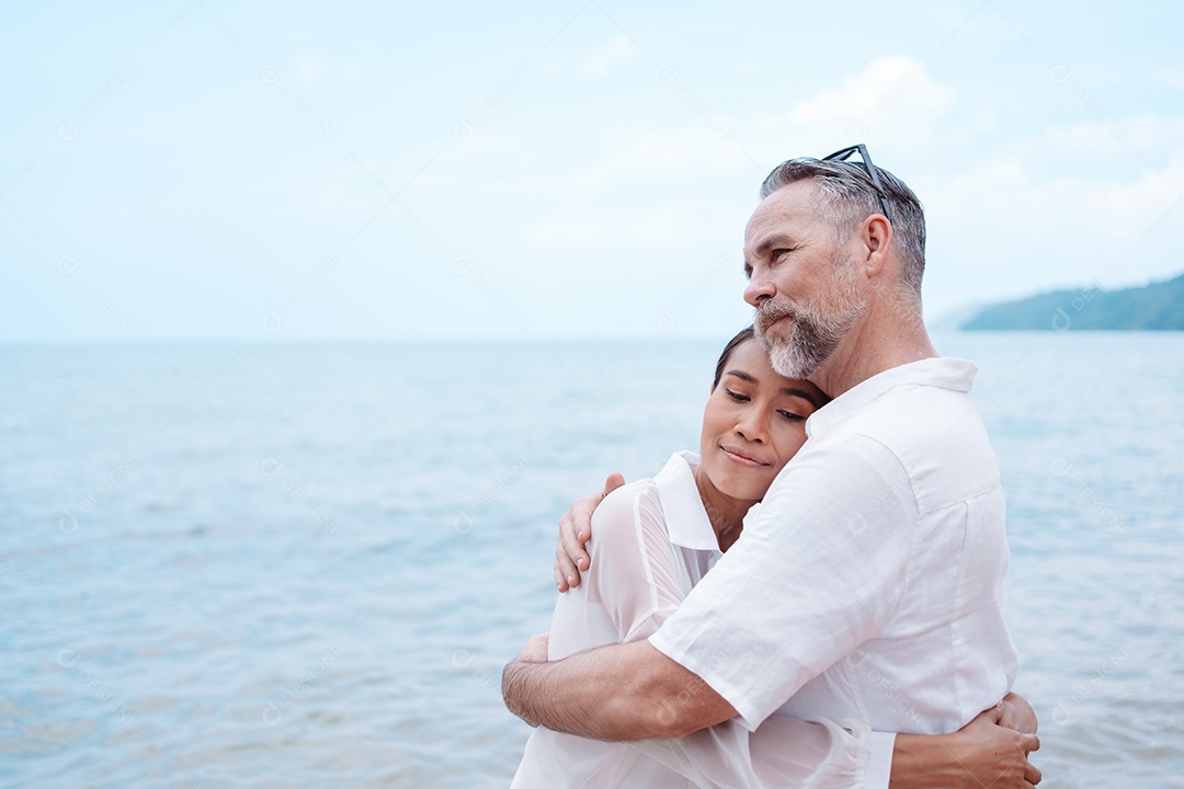 Casal feliz descansando na família de lua de mel de praia juntos
