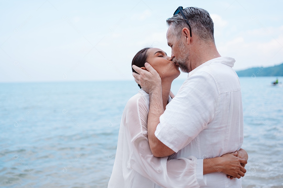 Casal feliz descansando na família de lua de mel de praia juntos