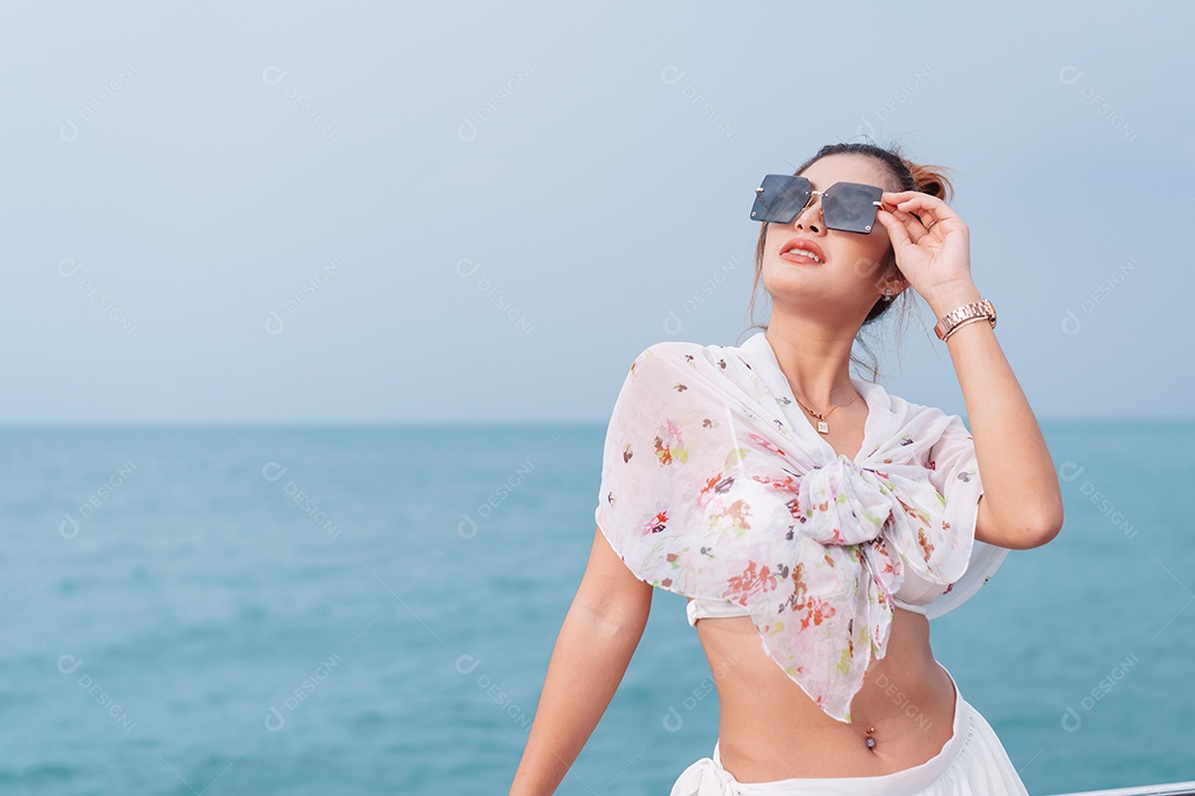 Linda mulher com telefone celular em iate de luxo.