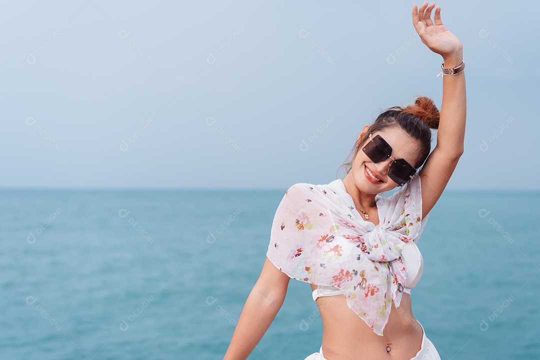 Linda mulher com telefone celular em iate de luxo.